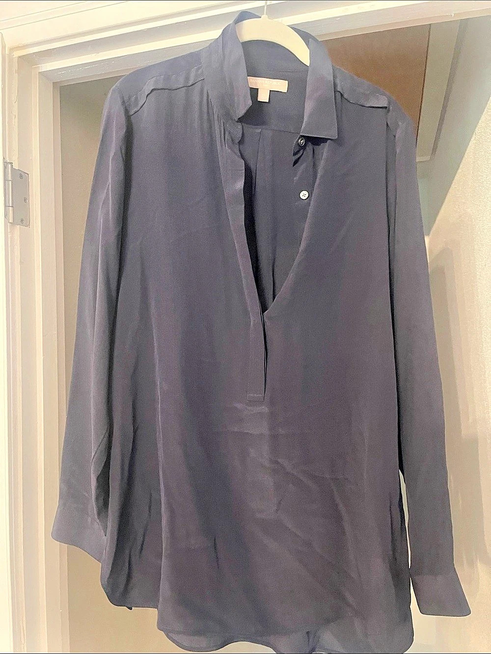 Banana Republic Button Front Shirt in navy Size Medium